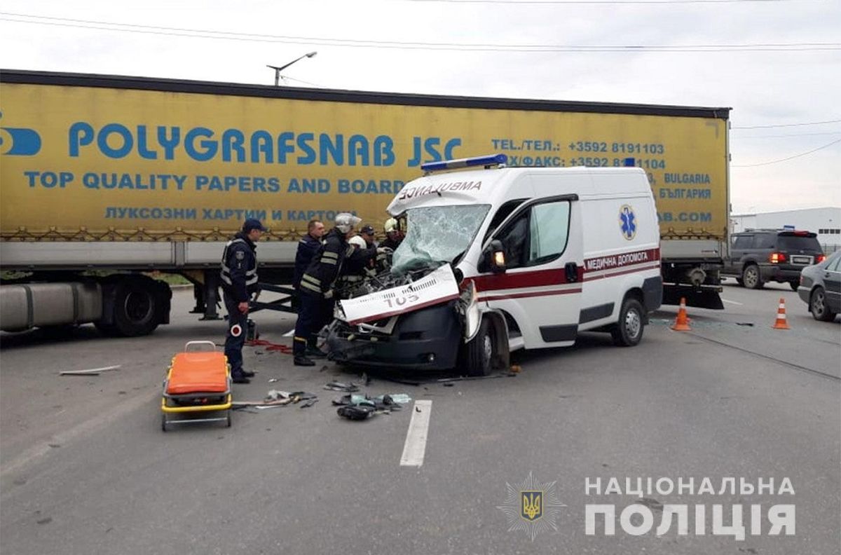 У Кам'янці-Подільському вантажівка врізалася в «швидку»