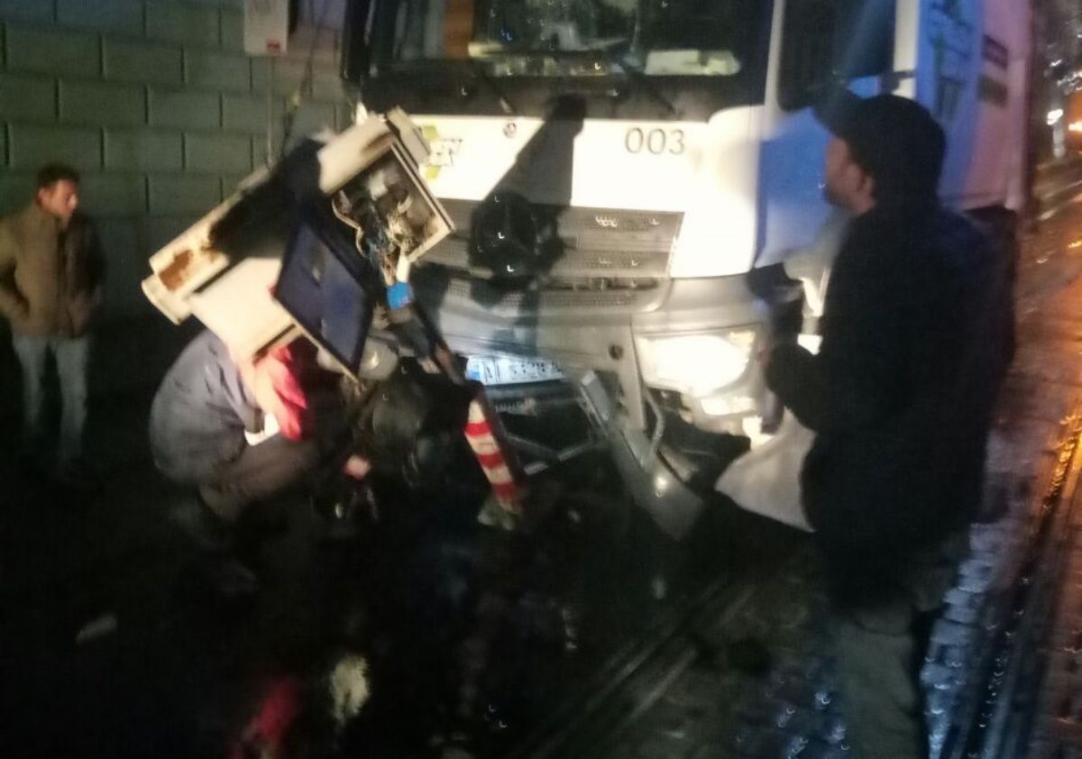 Вночі у центрі Львова сміттєвоз збив світлофор та два дорожні знаки