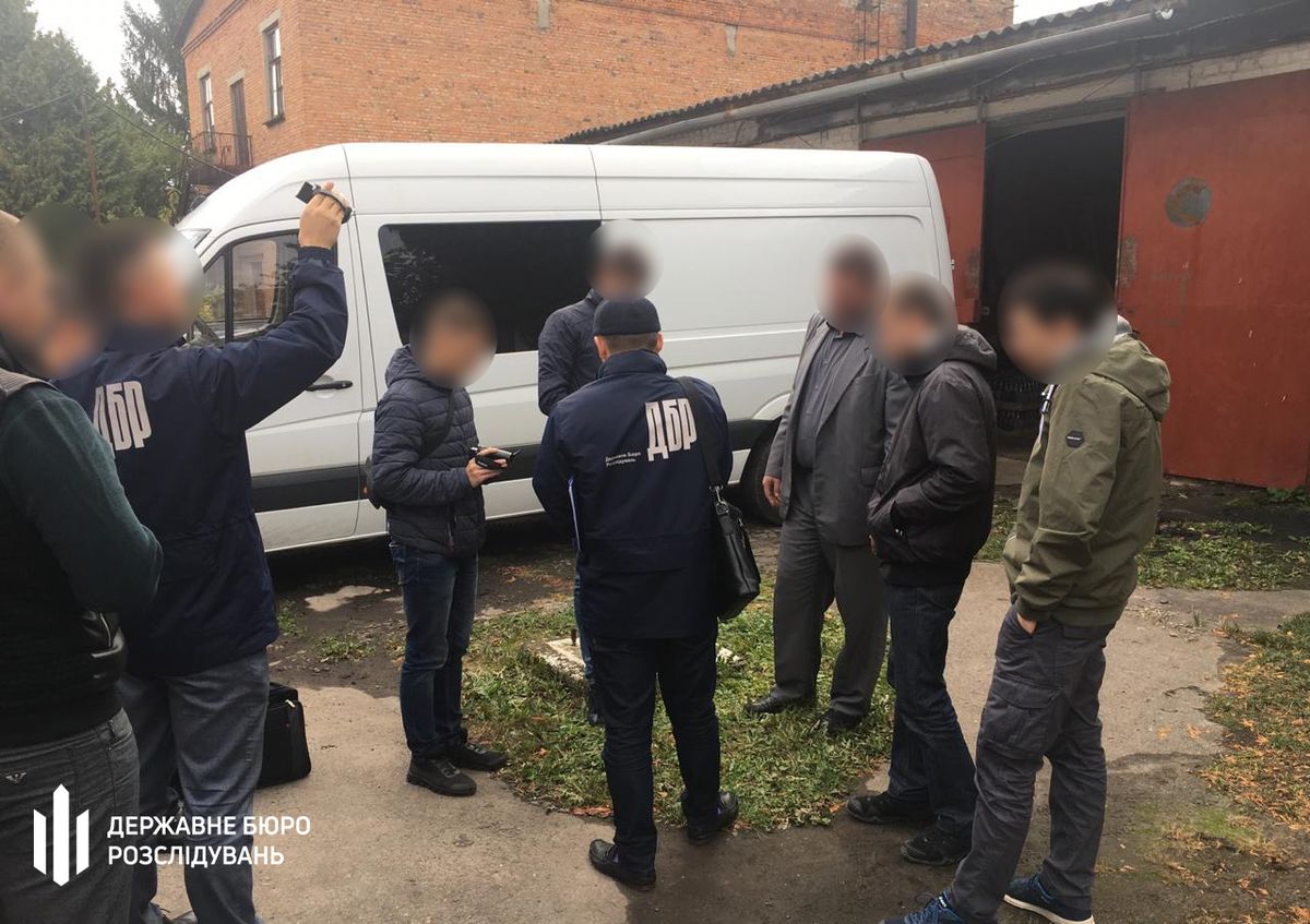 На Львівщині затримали податківця, який змушував торгувати підробленою горілкою