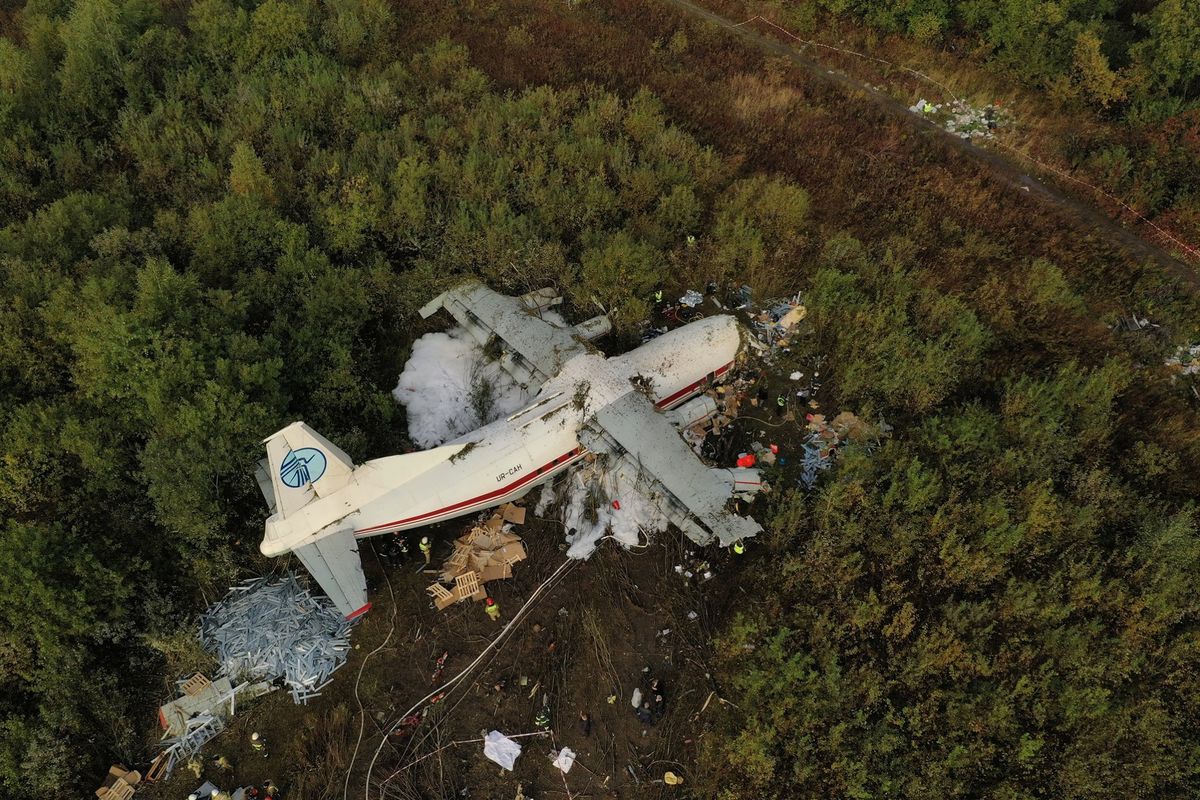 Поліція назвала основні версії падіння літака Ан-12 під Львовом