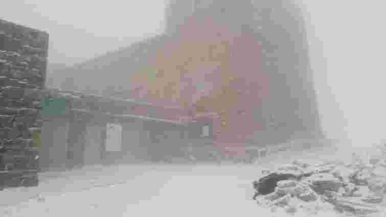 Рятувальники застерегли туристів від походів у Карпати через сильні сніги і похолодання