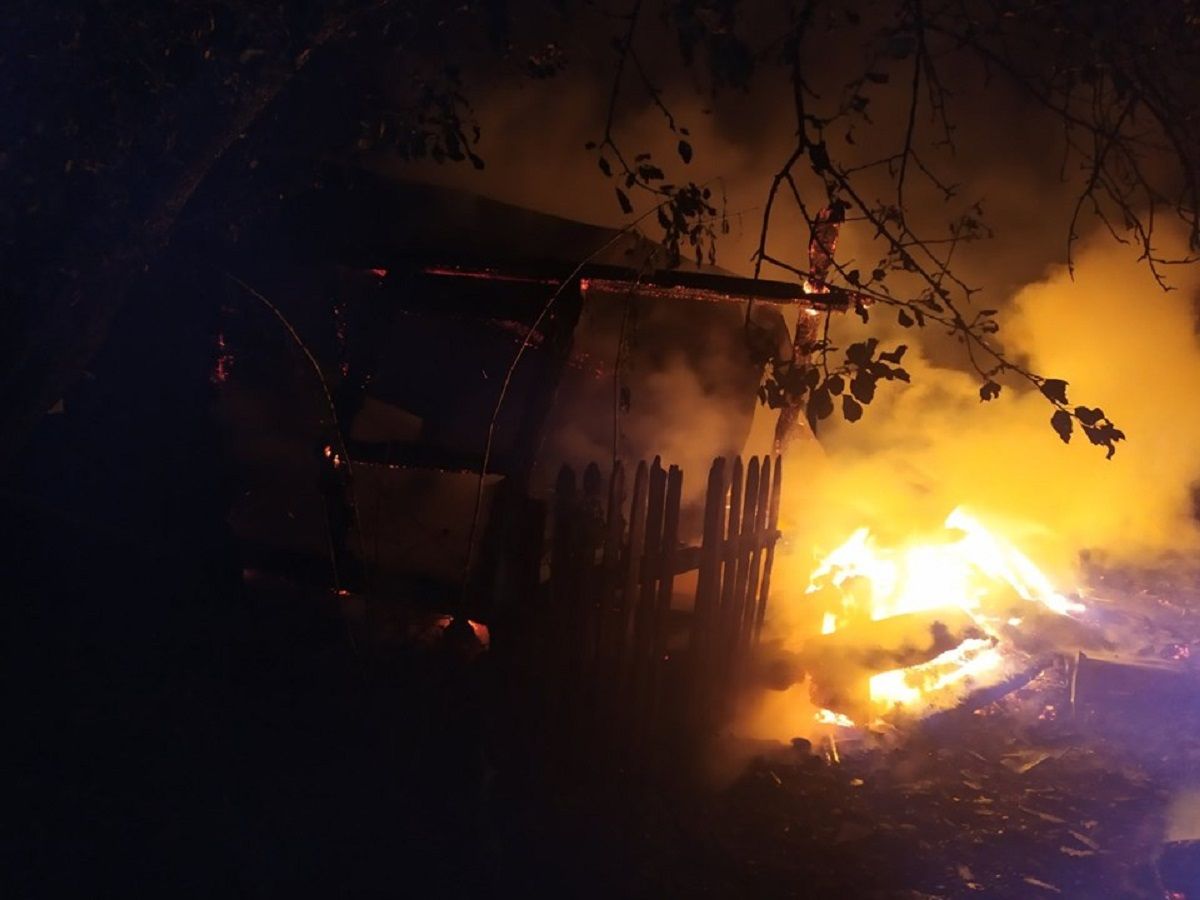 Під час пожежі у дерев’яному будинку в Карпатах загинув 49-річний чоловік