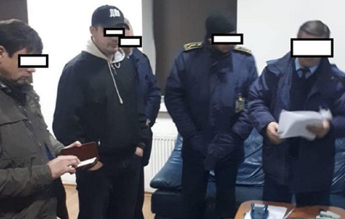ДБР провело масові обшуки у кабінетах та квартирах львівських митників