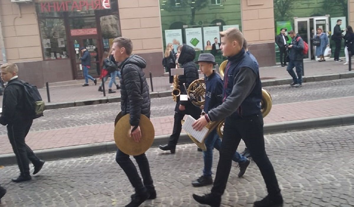 На «похороні» начальника львівської поліції зіграв шкільний оркестр