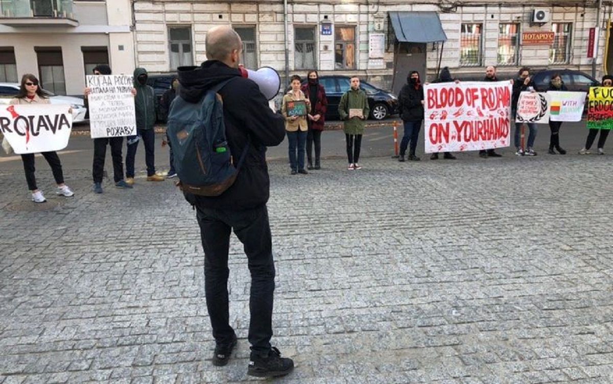 Біля посольства Туреччини в Києві невідомі побили учасників мітингу на підтримку курдів