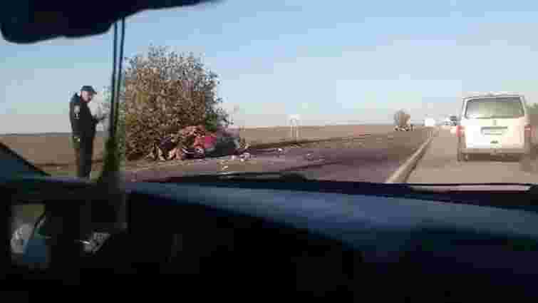 У Радехівському районі через зіткнення з туристичним автобусом загинув водій легковика