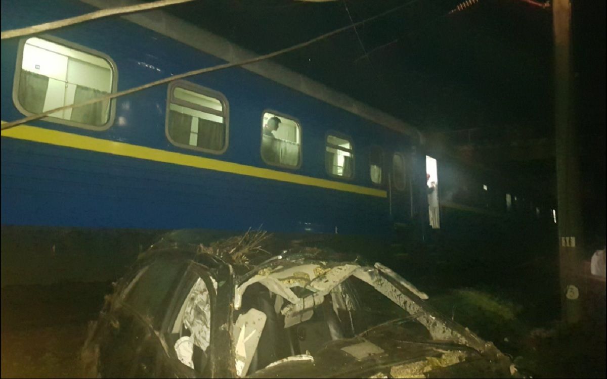 На Кіровоградщині автомобіль злетів з мосту і потрапив під потяг, водій загинув