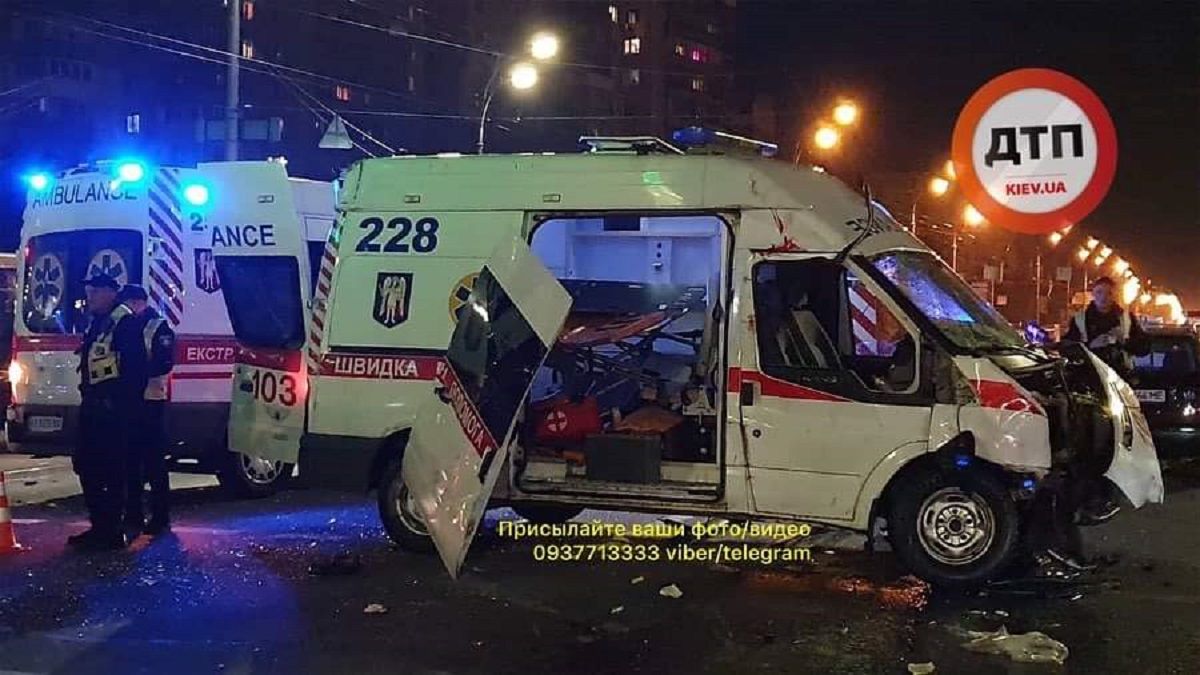 «Швидка» з хворою дитиною потрапила у ДТП в Києві: двоє загиблих