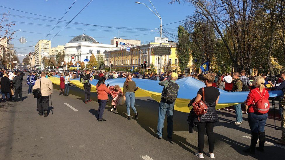 Націоналісти на «Марші слави УПА» тримали плакати з різними гаслами (фото BBC News Україна)