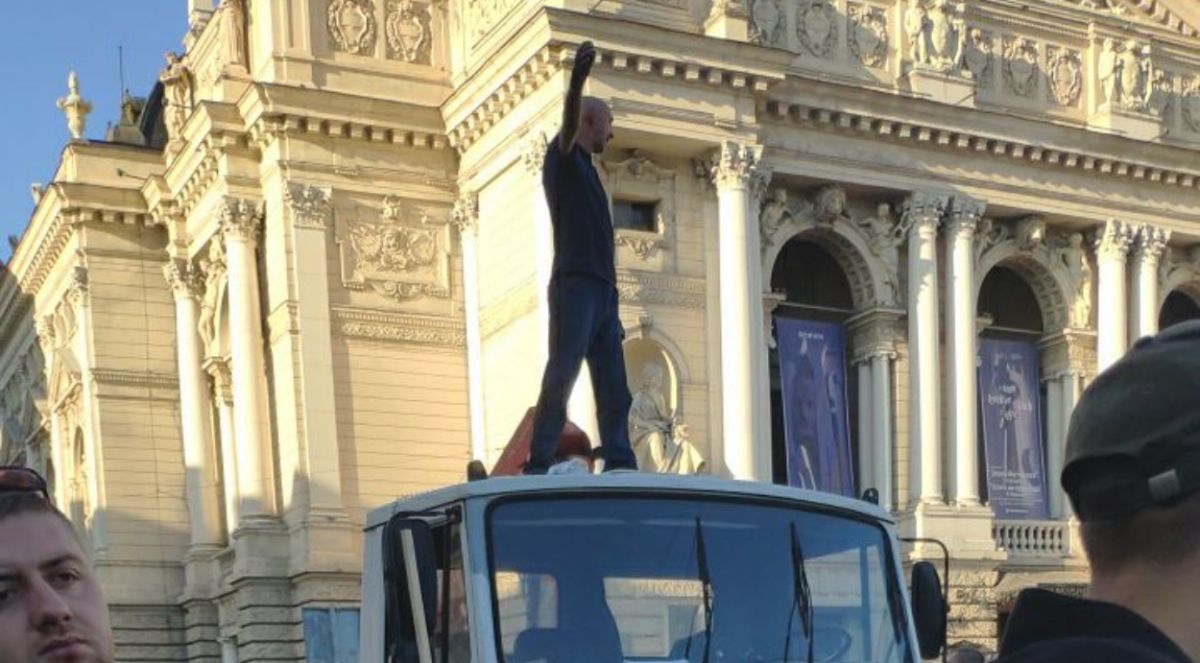 Під час конфіскації електросамоката у центрі Львова підприємець виліз на дах евакуатора