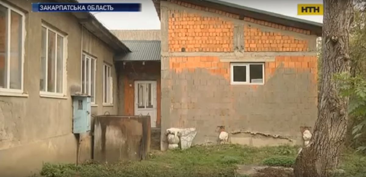 На шкільний туалет у селі на Закарпатті витратили майже 1 млн грн, але цього не вистачило