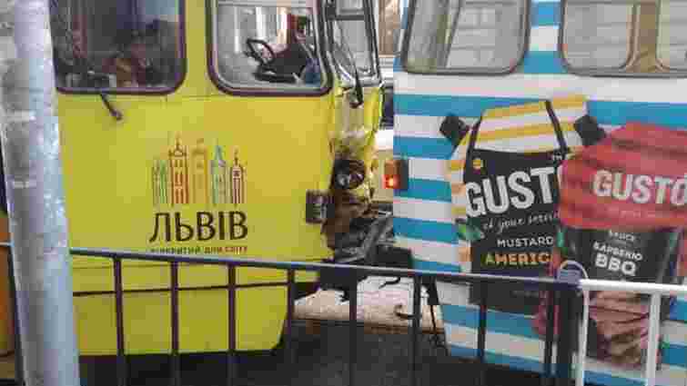 У центрі Львова на вул. Дорошенка зіткнулись два трамваї