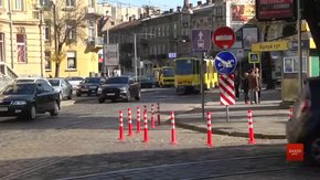 На площі Франка у Львові встановили ґумові стовпці для громадського транспорту