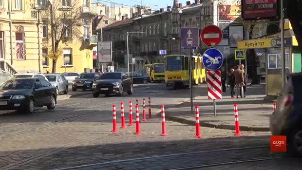 На площі Франка у Львові встановили ґумові стовпці для громадського транспорту