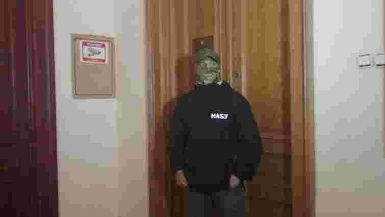Детективи НАБУ провели обшук в кабінеті голови Чернівецької облради