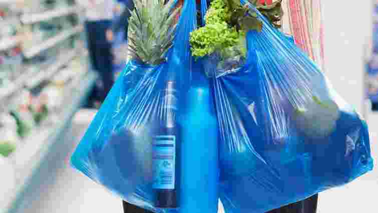Уряд зробив перший крок до обмеження використання в Україні пластикових пакетів