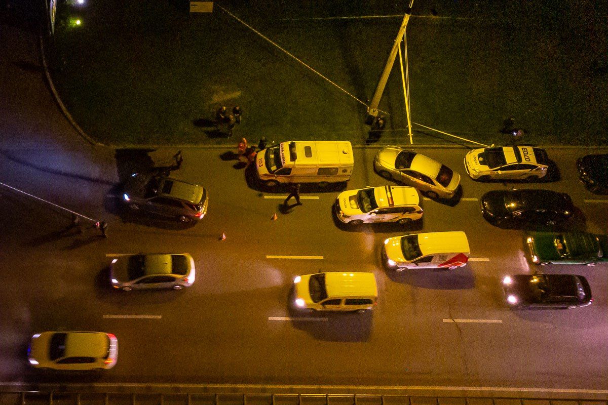 На набережній у Дніпрі розстріляли автомобіль: водій загинув на місці