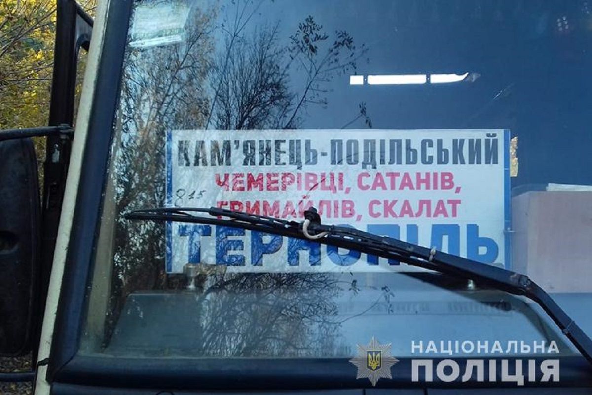 На Тернопільщині школярка на ходу випала з рейсового автобуса і загинула