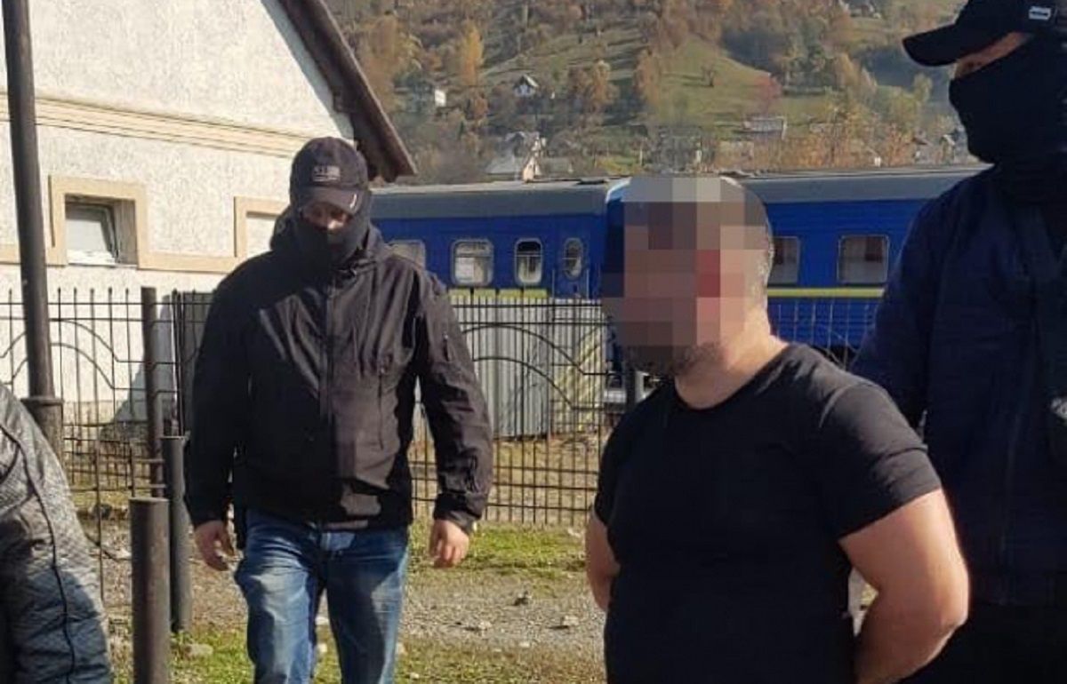 На Закарпатті фальшивомонетники збули 30 тисяч підроблених доларів США