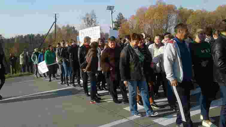 На Житомирщині вчителі перекрили трасу Київ-Ягодин, вимагаючи зарплат 
