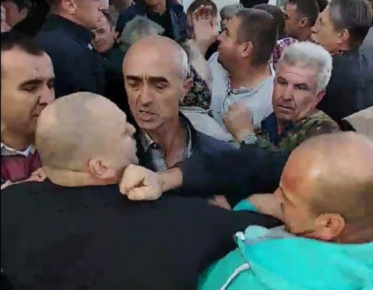 У Краковці парафіяни спробували вигнати відстороненого священика з церковного будинку