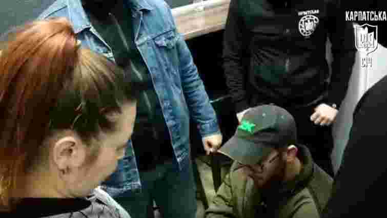 В Ужгороді праворадикали поставили на коліна іноземця та зняли це на відео