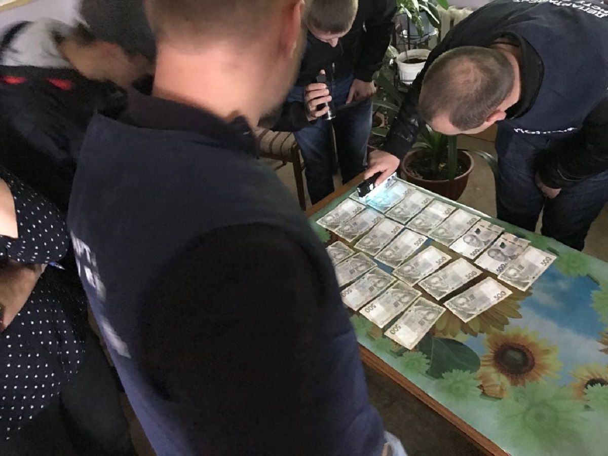 Керівника райавтодору на Буковині оштрафували на 25,5 тис. грн за хабар