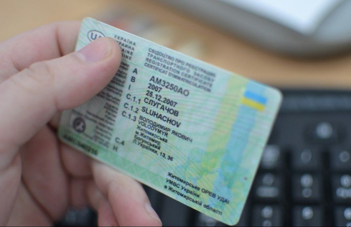 Кабмін розпочав експеримент щодо впровадження електронних водійських посвідчень та техпаспортів