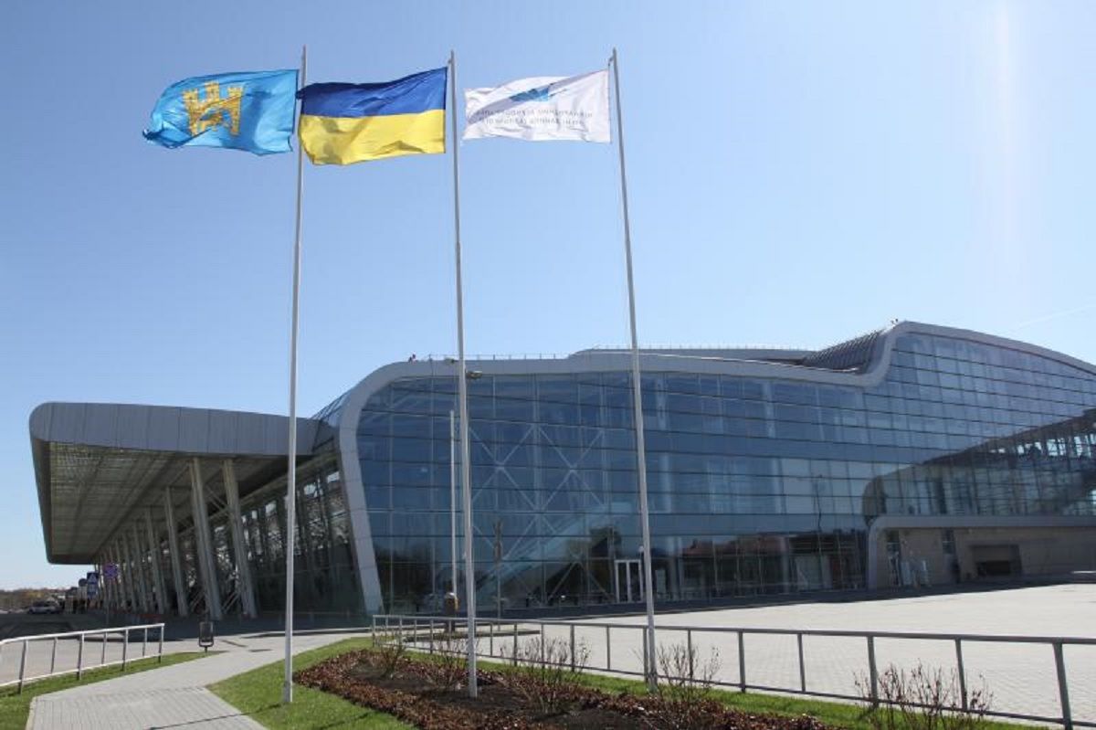До львівського аеропорту бруківкою замостили заїзд із вул. Щирецької 