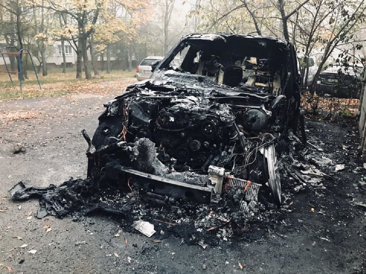 Вночі на Сихові згорів припаркований у дворі Land Rover