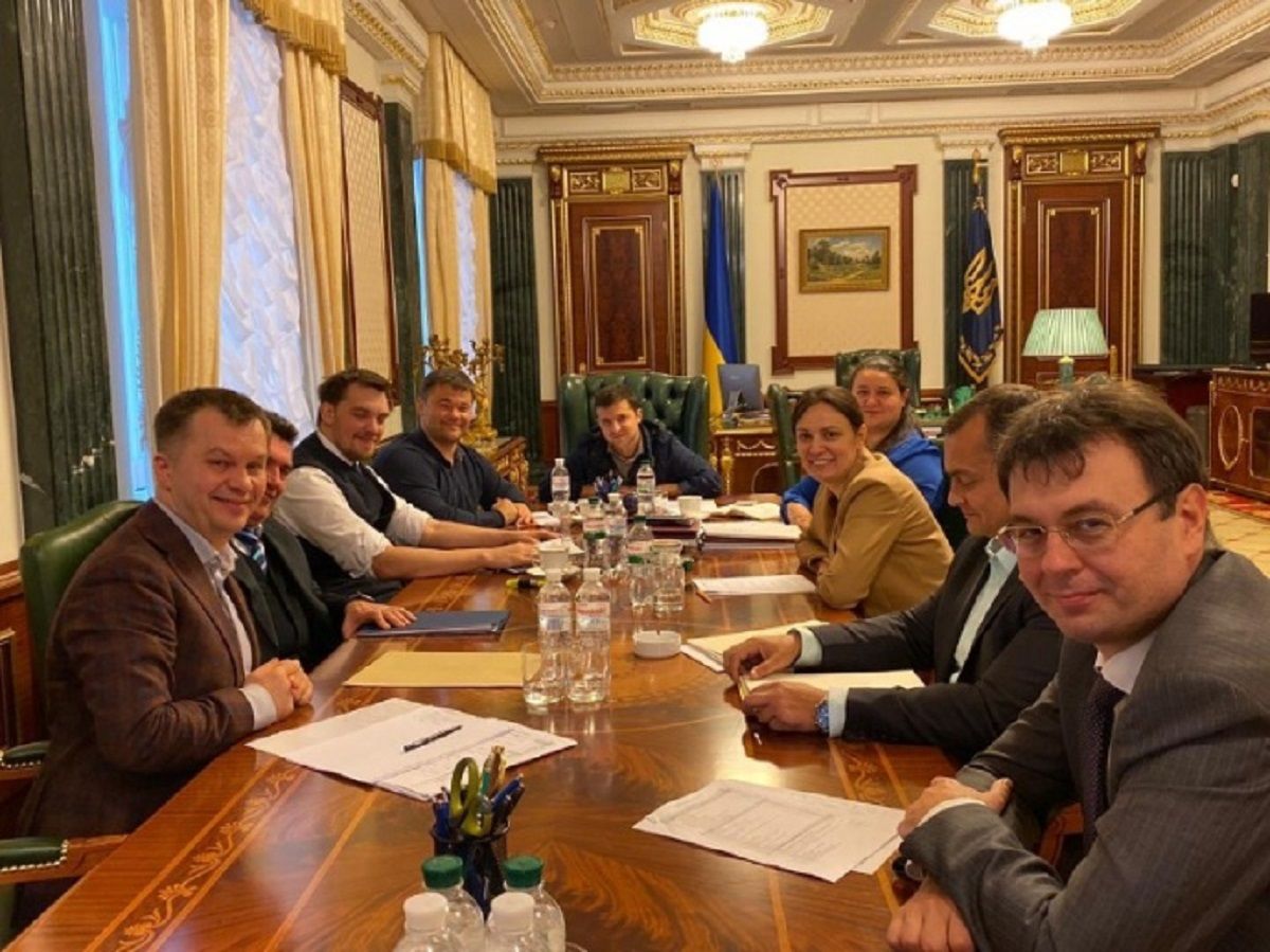 Зеленський доручив наступного року урізати витрати на чиновників