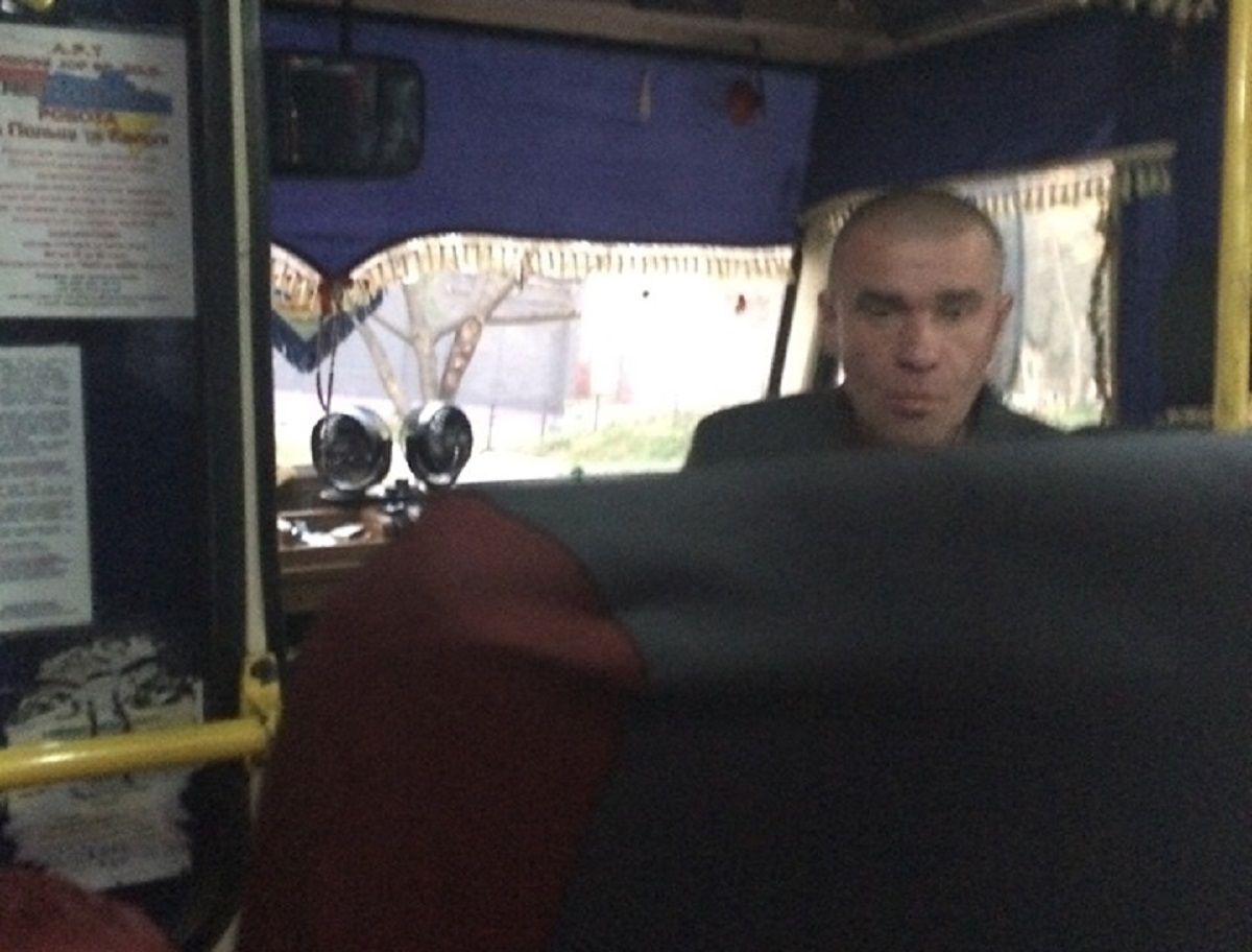 Поліція затримала 35-річного жителя Нового Роздолу, який розмахував зброєю в маршрутці 
