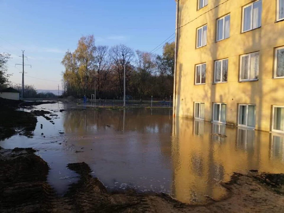 Внаслідок прориву на магістральному водогоні у Винниках підтопило школу-інтернат