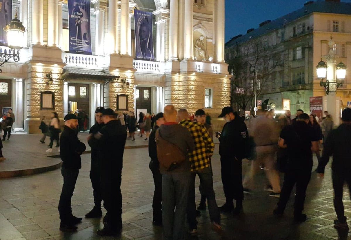 Власник прокатних машинок у центрі Львова напав на муніципалів з газовим балончиком