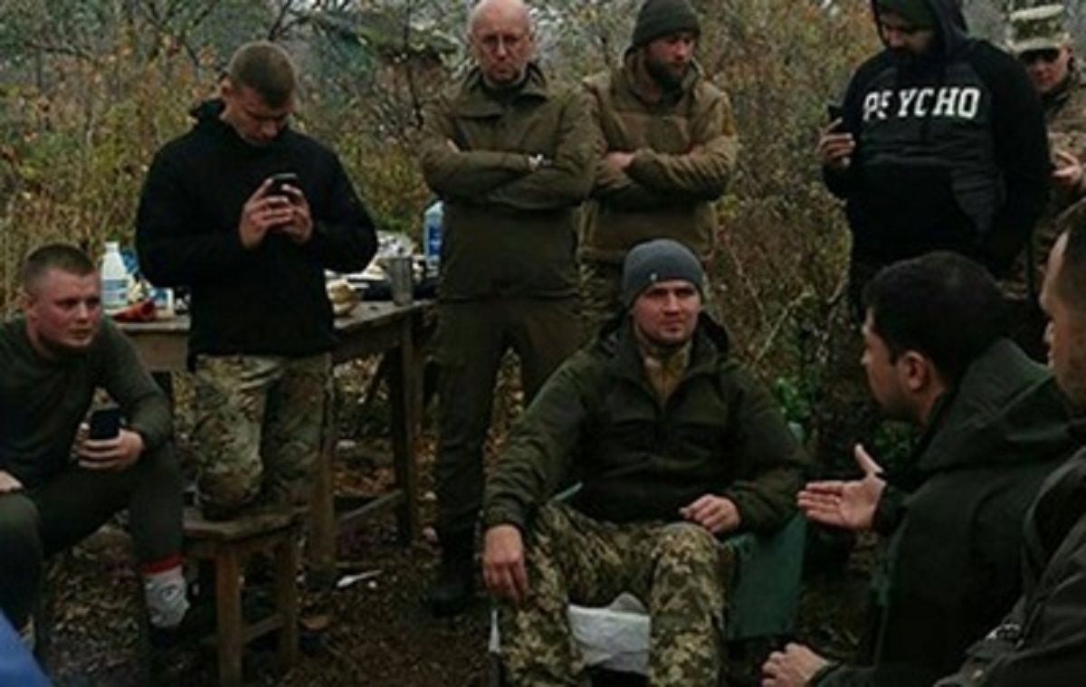 Ветерани-добровольці вивезли зброю із Золотого у супроводі поліції
