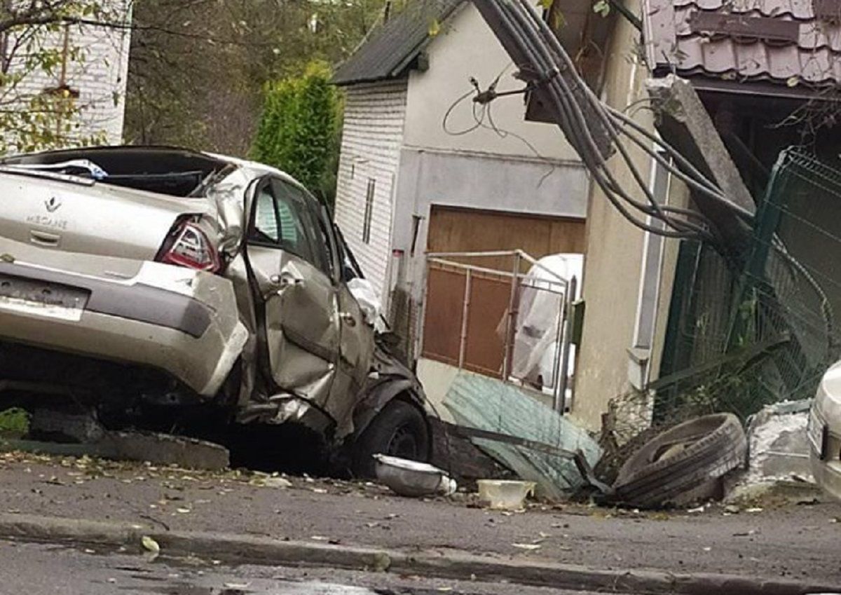  19-річний водій зніс огорожу двох будинків в Рясному 
