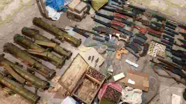 Поліція показала арсенал зброї кілера, який вчинив стрілянину біля супермаркету в Харкові