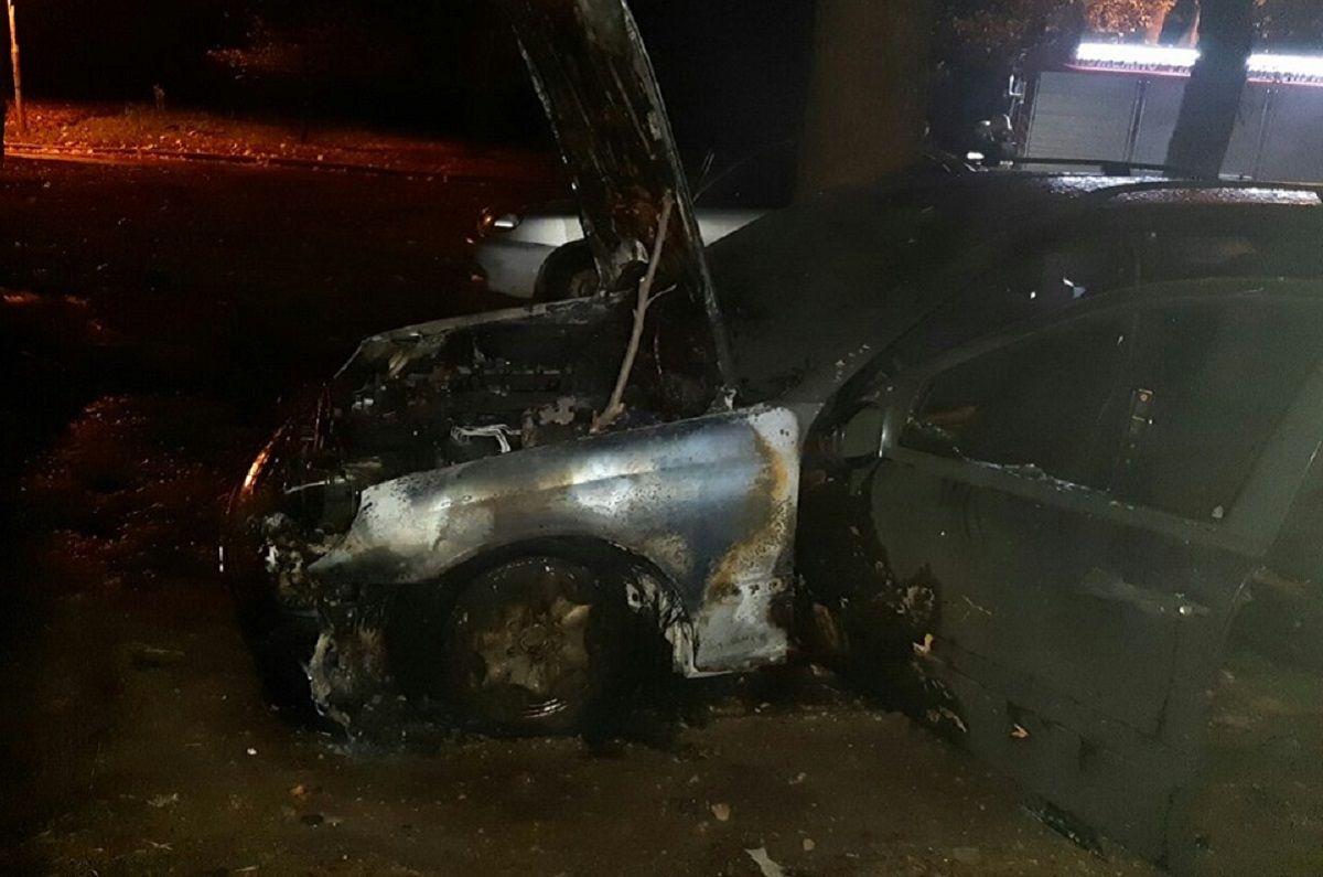 На вулиці Петлюри у Львові згорів автомобіль Мercedes С-220