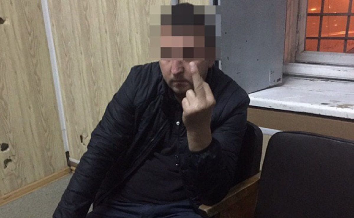 У центрі Львова чоловік заблокував авто з нетверезим водієм і викликав поліцію