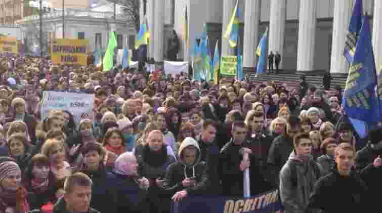 Понад тисяча вчителів протестували біля Верховної Ради проти 40-годинного робочого тижня