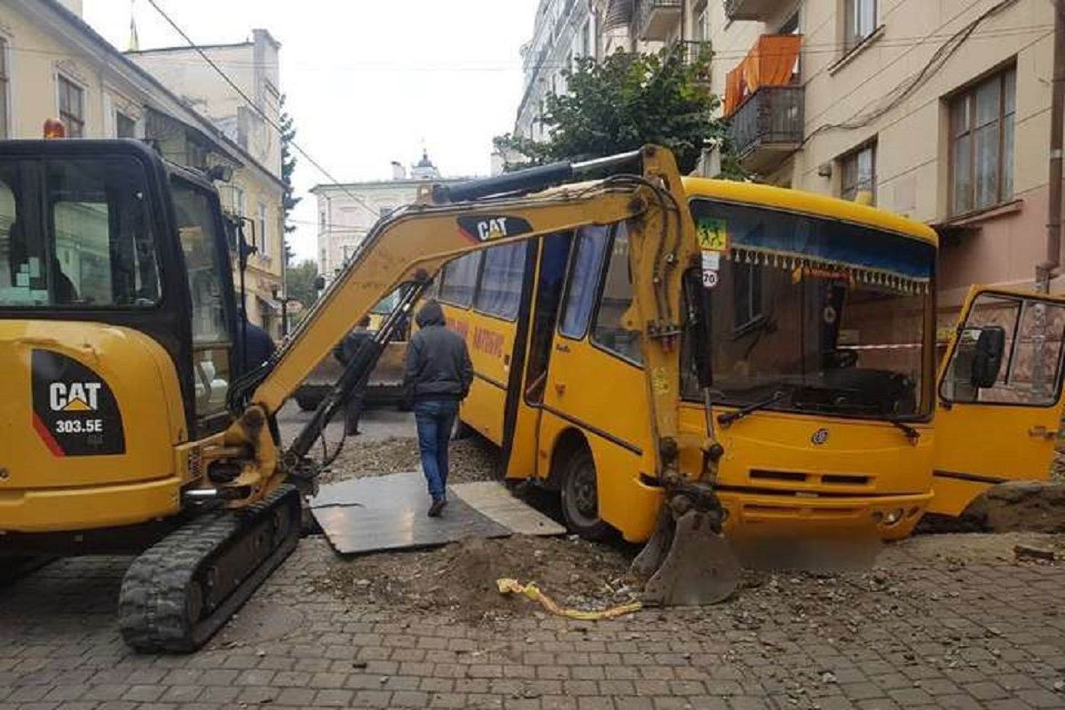 У Чернівцях шкільний автобус на швидкості влетів у розкопану яму