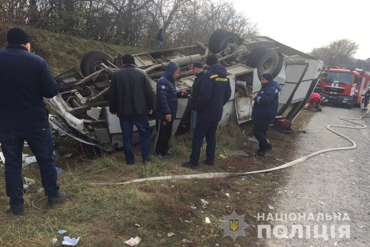 Рейсовий автобус перекинувся на Хмельниччині: постраждали восьмеро людей