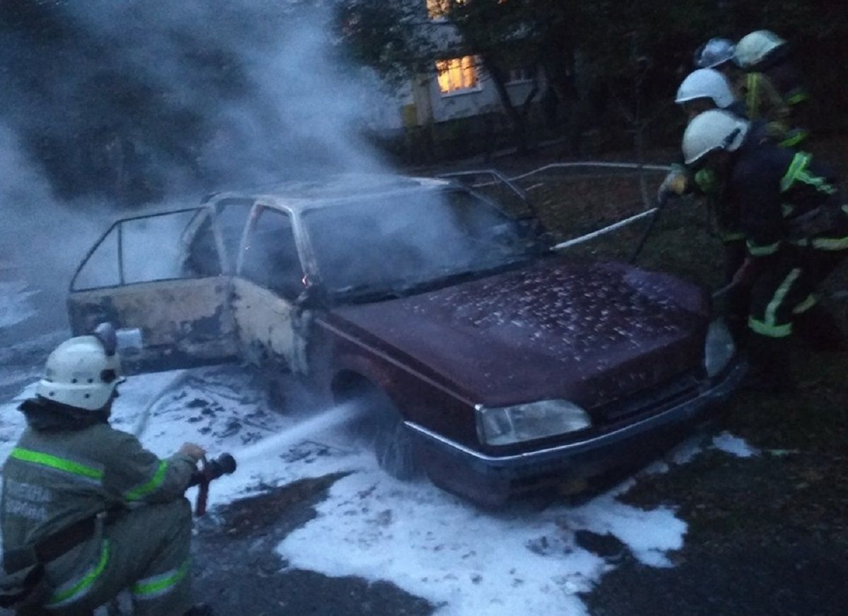 На вулиці Володимира Великого у Львові згорів автомобіль Renault
