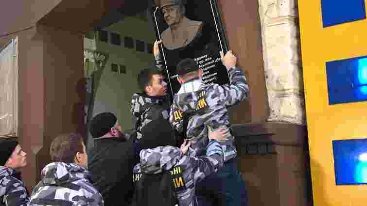 Активісти зірвали меморіальну дошку генералові КДБ у Харкові