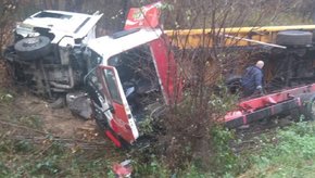 Біля Львова зіткнулися та злетіли з дороги дві вантажівки