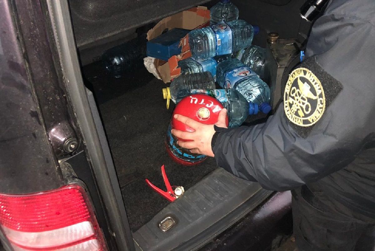 Мешканець Львівщини намагався перевезти до Польщі 5 кг бурштину у вогнегаснику