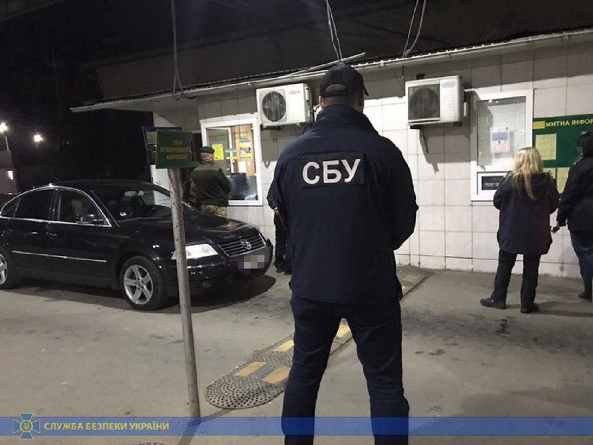 На Буковині СБУ затримала митника, який заробляв на «євробляхах»