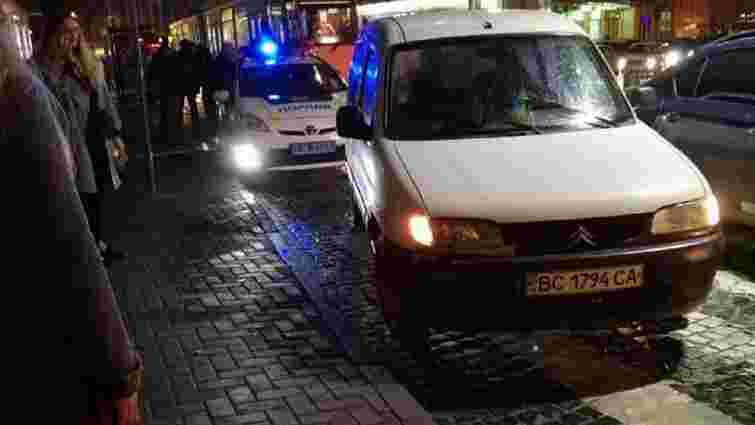Через порушення ПДР у центрі Львова поліцейські зупинили п'яного водія 