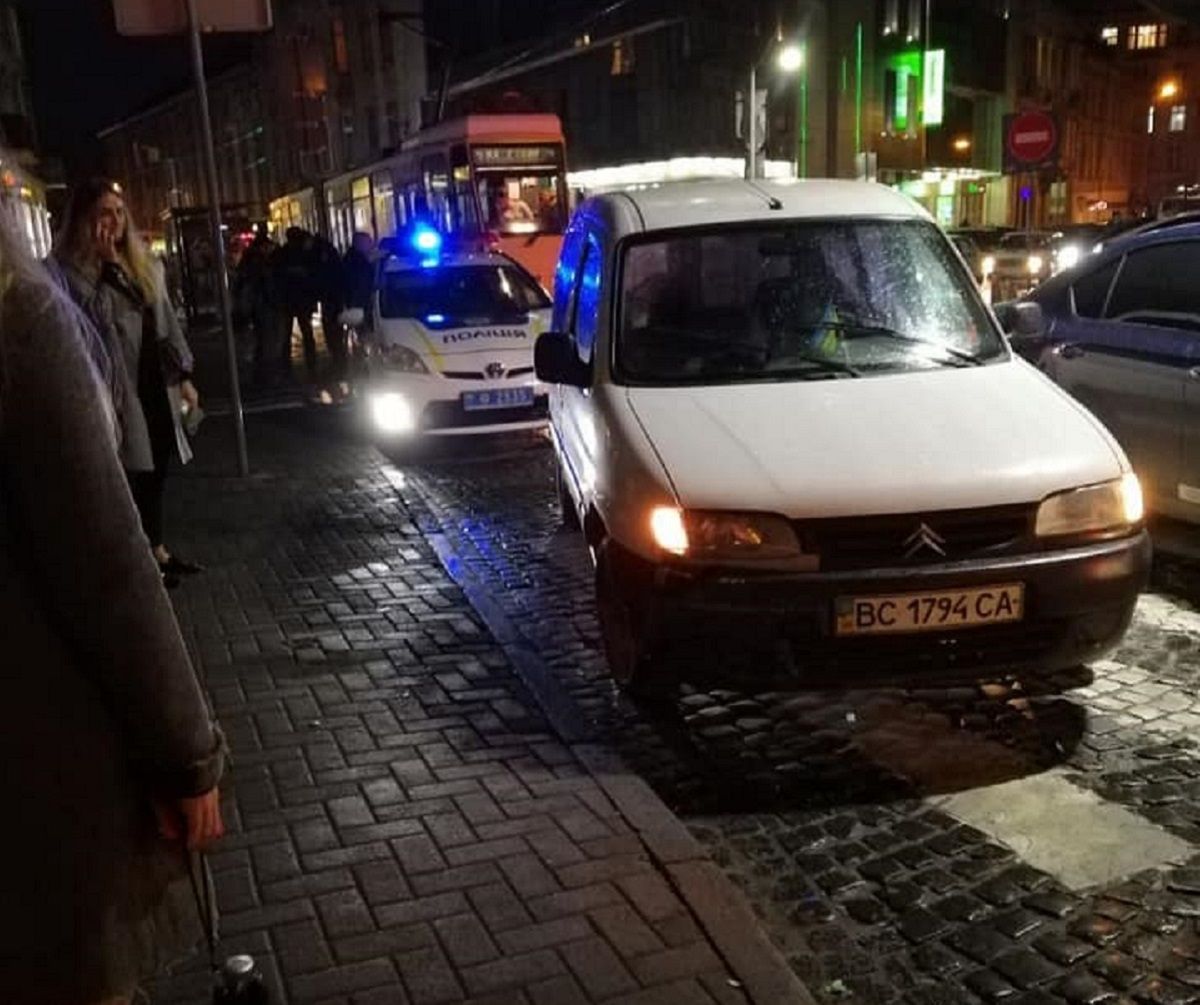 Через порушення ПДР у центрі Львова поліцейські зупинили п'яного водія 