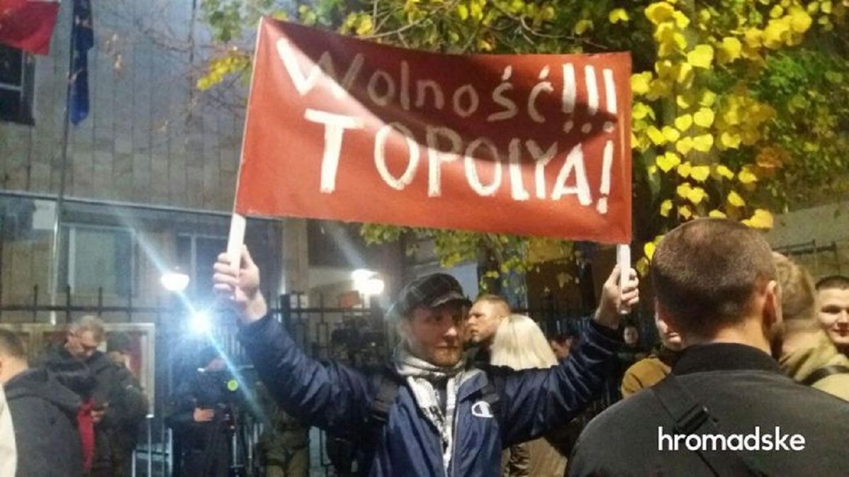 Під посольством Польщі у Києві влаштували акцію на підтримку затриманого українського активіста